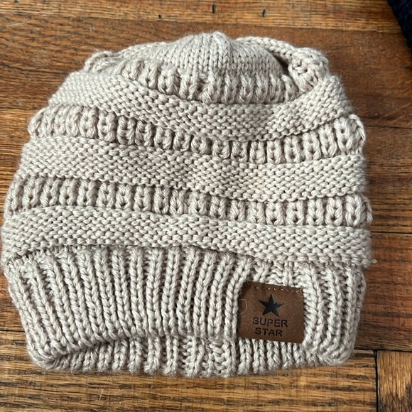 5 Winter Hats - Picture 4 of 6